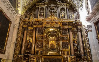 Retablo dorado y ornamentado en la iglesia de San Pablo Zaragoza, con esculturas y un icono central.