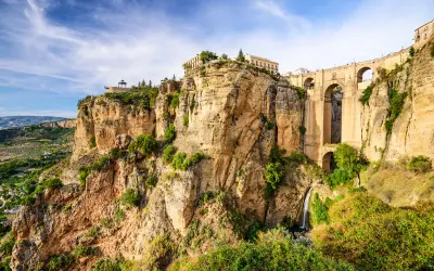 El Puente Nuevo de Ronda, uno de los lugares más bonitos de España, se alza sobre un profundo tajo con una cascada.