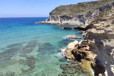 Aguas cristalinas y acantilados en Cabo de Gata. Descubre cómo llegar a este paraíso natural.