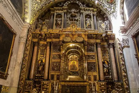 Retablo dorado y ornamentado en la iglesia de San Pablo Zaragoza, con esculturas y un icono central.
