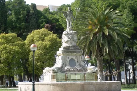 La fuente de Neptuno en Zaragoza, con su estatua del dios del mar y palmeras, es un oasis verde.