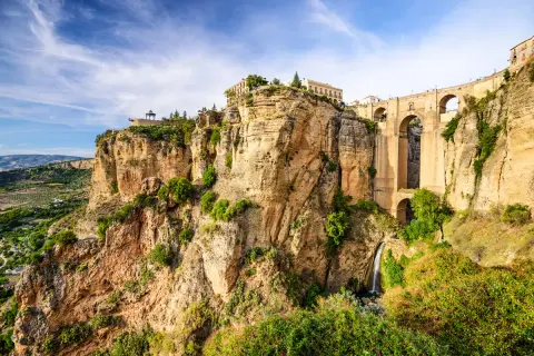 El Puente Nuevo de Ronda, uno de los lugares más bonitos de España, se alza sobre un profundo tajo con una cascada.