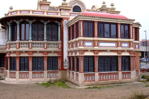 La Casa Solans, un edificio modernista con ladrillo visto, azulejos coloridos y balcones ornamentados.