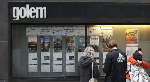 Cartelera del cine Golem, con anuncios de películas y un cartel de "La Fiesta del Cine" en Zaragoza.