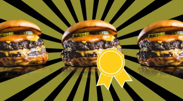 Tres jugosas hamburguesas de **Champions Burger Zaragoza**, con doble carne y queso fundido, listas para ser devoradas. ¡Un premio para tu paladar!