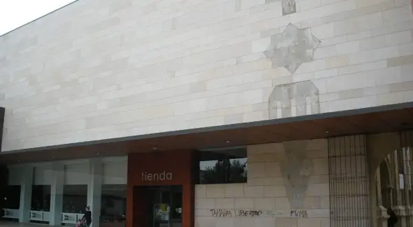 Fachada del centro de historias Zaragoza, con una tienda y grafitis.