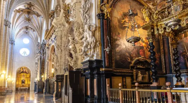 Interior de la Catedral de Zaragoza, con su impresionante altar mayor y detalles barrocos. La plaza de la Seo Zaragoza es un lugar de gran belleza.
