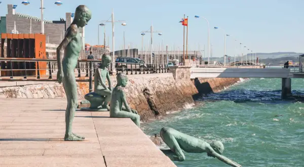Esculturas de niños junto al mar, un clásico que ver en Santander. El agua turquesa y el paseo invitan a pasear.
