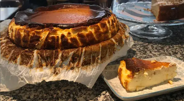 Las mejores tartas de queso de Zaragoza, con su característico exterior tostado y cremoso interior. ¡Una delicia!