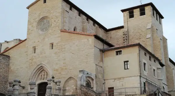 La iglesia de San Gil Abad en Zaragoza, con su fachada de piedra, rosetón y torre campanario, se alza imponente.