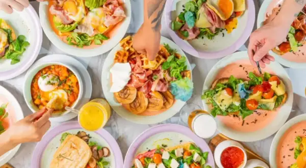 Disfruta de un delicioso brunch en Zaragoza con tostadas, huevos, gofres y más. ¡Un festín para compartir!