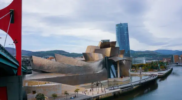 Museo Guggenheim y el puente rojo, icónicos lugares que ver cerca de Bilbao.