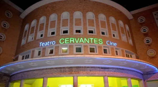 Fachada del Teatro Cervantes Cine en Zaragoza, con su nombre iluminado en neón.