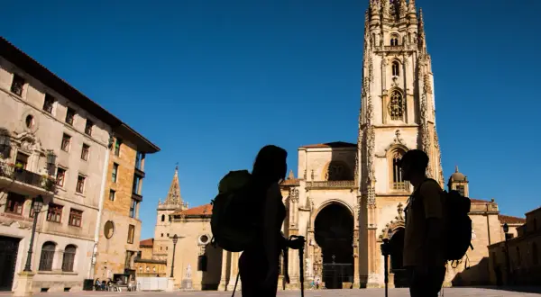 Peregrinos admiran la Catedral de Oviedo, un lugar imprescindible que ver en Oviedo.