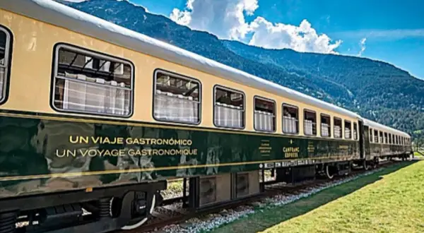 El Canfranc Express, un viaje gastronómico en tren, atraviesa un paisaje montañoso.