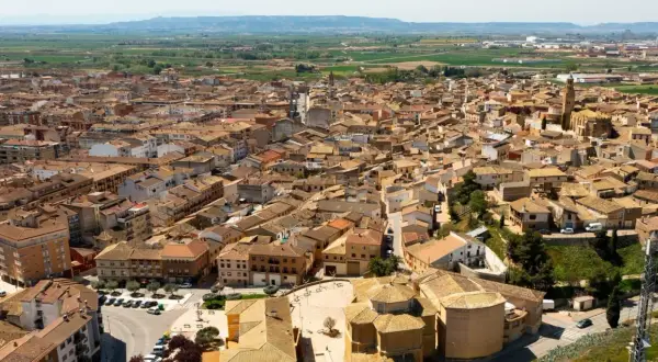 Vista aérea de Ejea de los Caballeros, con sus tejados de teja y la iglesia. ¡Imagínate las fiestas ejea de los caballeros desde aquí!