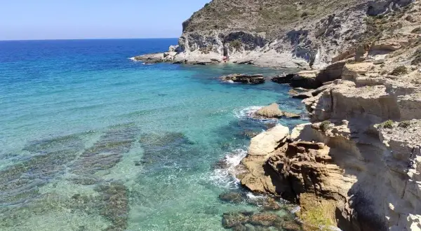 Aguas cristalinas y acantilados en Cabo de Gata. Descubre cómo llegar a este paraíso natural.