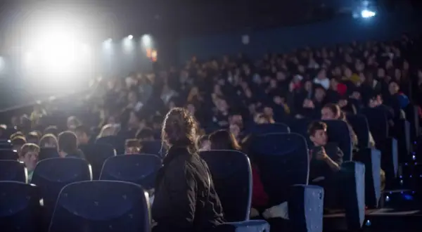 Una multitud en una sala de cine, disfrutando de la semana del cine.