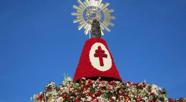 Virgen del Pilar adornada con flores, parte de las fiestas del Pilar, donde también hay conciertos.