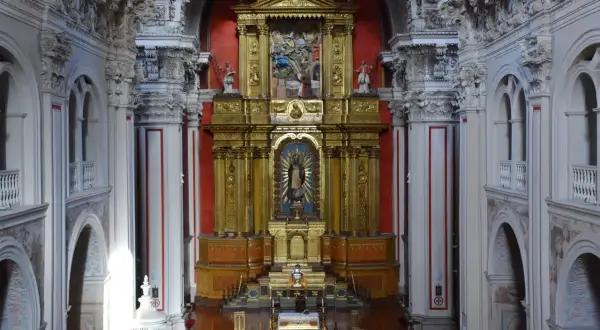 Interior de la iglesia Santiago el Mayor Zaragoza, con un retablo dorado y esculturas.