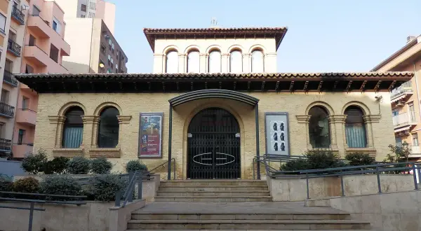 Fachada del teatro Mercado de Zaragoza, con escalinata y arcos de ladrillo.