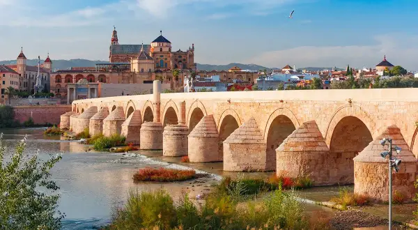 Puente Romano y Mezquita-Catedral de Córdoba, uno de los destinos en tren desde Madrid.