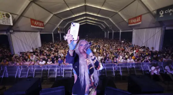 Leticia Sabater en Zaragoza, actuando ante una multitud e inmortalizando el momento con su móvil.