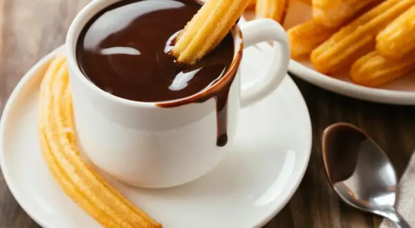 Churros recién hechos y chocolate caliente, un placer que te transporta a las mejores chocolaterías de Zaragoza.
