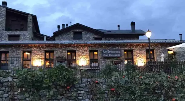 Casa Chongastán, un acogedor bar restaurante en Benasque, invita a cenar bajo la luz cálida de sus ventanas.