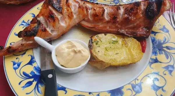 Delicioso cordero asado con patatas y salsa, una joya de los restaurantes de Cariñena.