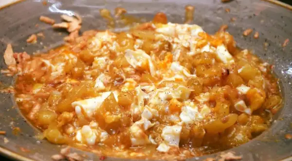 Plato de huevos rotos con patatas y jamón, una delicia que podría ser de los mejores huevos rotos Zaragoza.