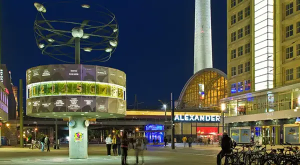 Reloj de la Amistad en Alexanderplatz, Berlín. Un lugar perfecto para escapadas con encanto, con su esfera giratoria y la torre de televisión al fondo.