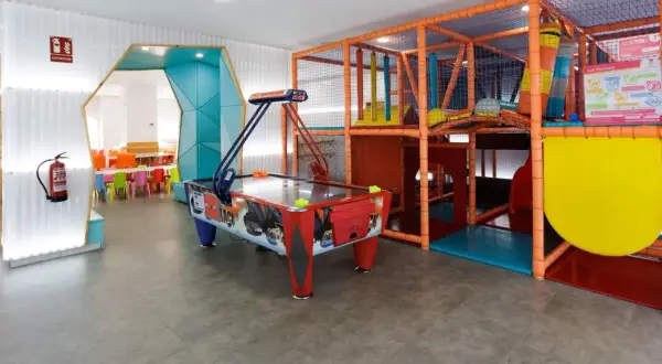 Zona de juegos infantiles con futbolín, hinchables y zona de descanso. ¡Ideal para una valdesparty en Zaragoza!