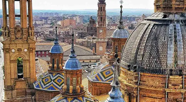 Las cúpulas y torres de las catedrales de Zaragoza, con sus coloridos tejados, se alzan sobre la ciudad.