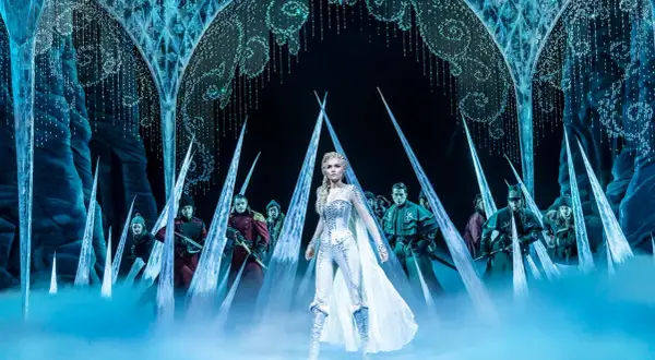 Elsa, con su traje helado, lidera un ejército en un palacio de hielo. La magia de Frozen Zaragoza cobra vida.