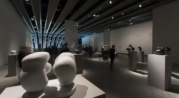 Esculturas abstractas en blanco y negro en el museo Pablo Serrano Zaragoza.