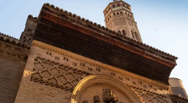 Detalle arquitectónico del templo Zaragoza, con su torre mudéjar y fachadas de ladrillo con motivos geométricos.
