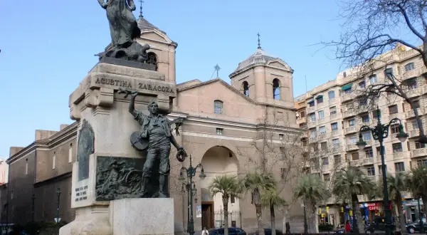 Monumento a Agustina de Aragón en la plaza del Portillo, Zaragoza, con la iglesia de Nuestra Señora del Portillo al fondo.