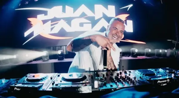 Juan Magán en concierto en Zaragoza, animando la fiesta con su música y energía.