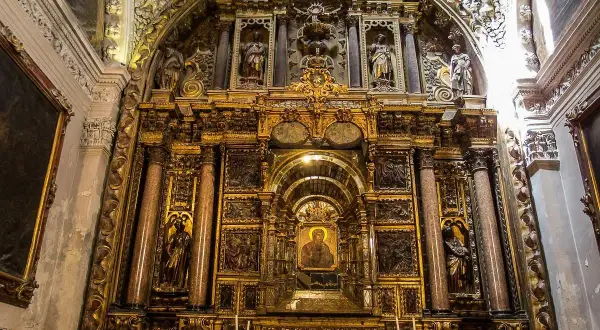 Retablo dorado y ornamentado en la iglesia de San Pablo Zaragoza, con esculturas y un icono central.