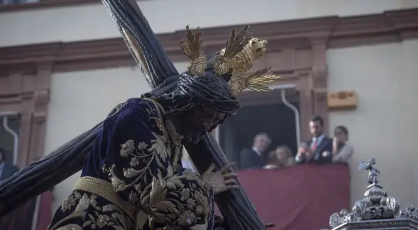 Cristo con túnica morada bordada, cargando la cruz. Una de las procesiones Semana Santa Jueves Santo.