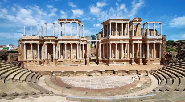 Teatro romano con gradas semicirculares y un imponente escenario de columnas. Un lugar que evoca la grandeza del museo romano.