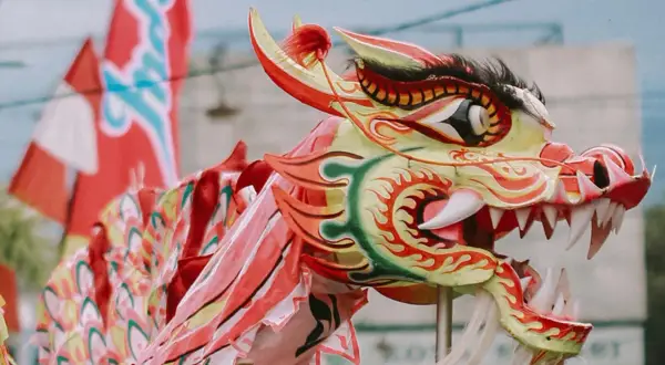 Dragón colorido en celebración del año nuevo chino en Zaragoza.