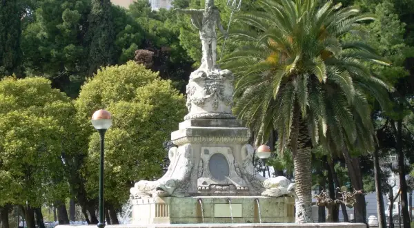 La fuente de Neptuno en Zaragoza, con su estatua del dios del mar y palmeras, es un oasis verde.