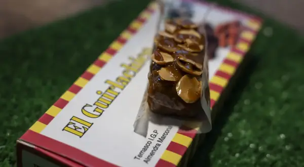 Dulce guirlache con almendras, un manjar de Zaragoza.