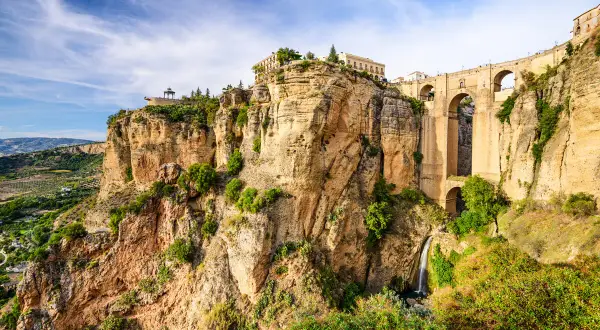 El Puente Nuevo de Ronda, uno de los lugares más bonitos de España, se alza sobre un profundo tajo con una cascada.
