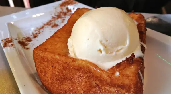 Torrijas zaragozanas con helado de vainilla, espolvoreadas con canela. Un postre delicioso.