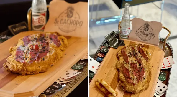 El cachopo Zaragoza, un plato crujiente con jamón y queso, servido con fichas de póker y una botella de refresco.