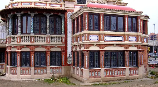La Casa Solans, un edificio modernista con ladrillo visto, azulejos coloridos y balcones ornamentados.