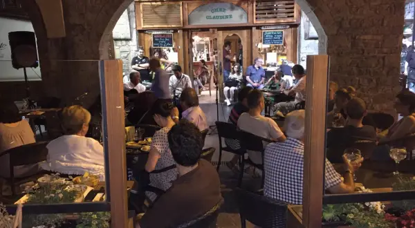 Gente disfrutando en Chez Claudine, uno de los mejores restaurantes Jaca, con música en vivo y ambiente acogedor.